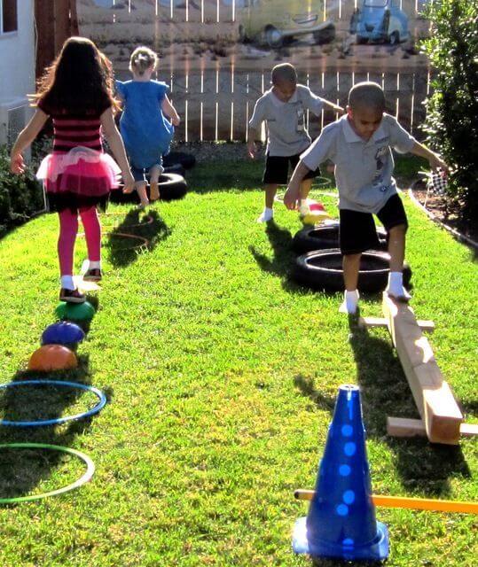 ideia de brincadeiras para festa infantil com obstáculos