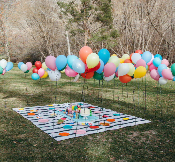 Parede de balões para aniversário na rua