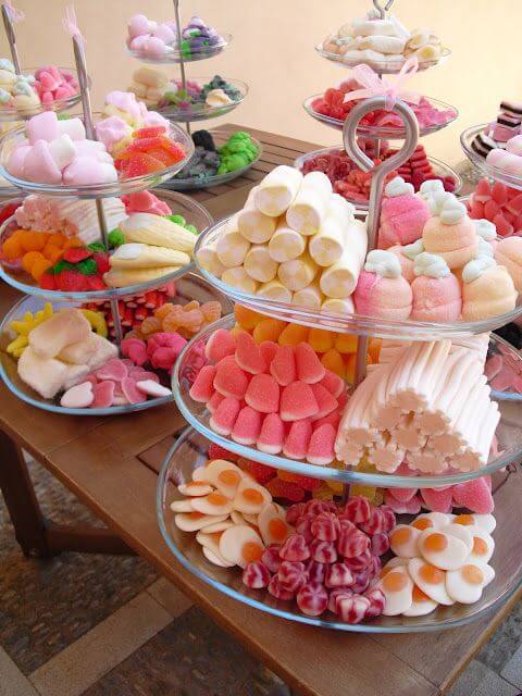 mesa de doces colorida