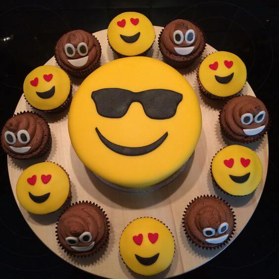 bolo de cupcakes de emoji