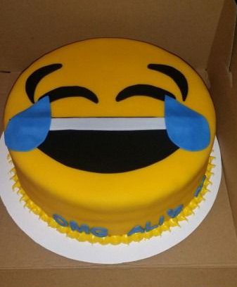 bolo em formato de emoji rindo
