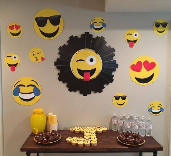 festa com decoração de emojis