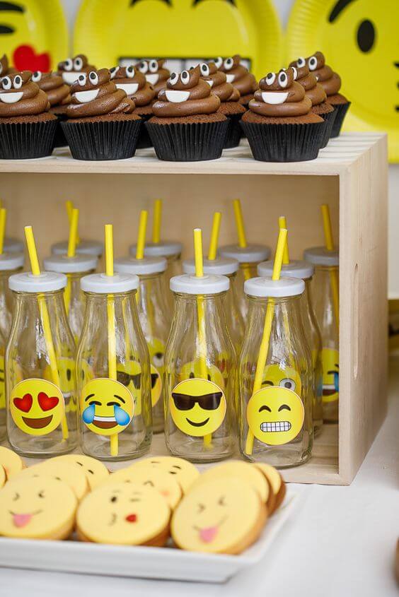 festa emoji com garrafinhas