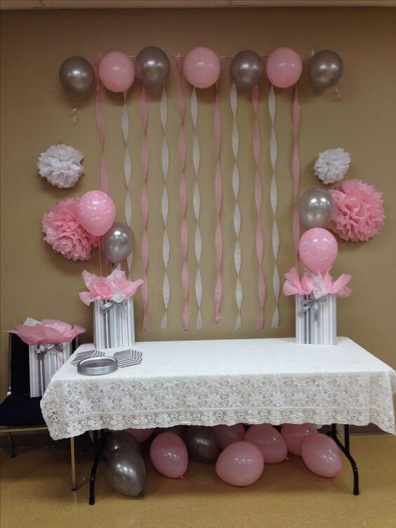 decoracao simples de aniversario mesa e parede com baloes