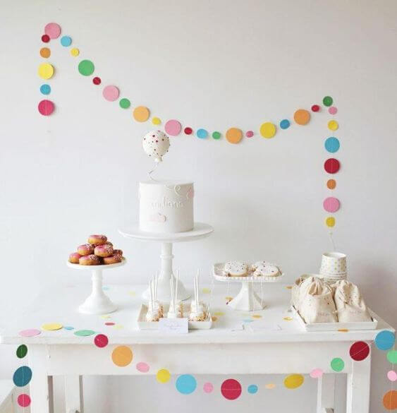 mesa simples de aniversario colorida