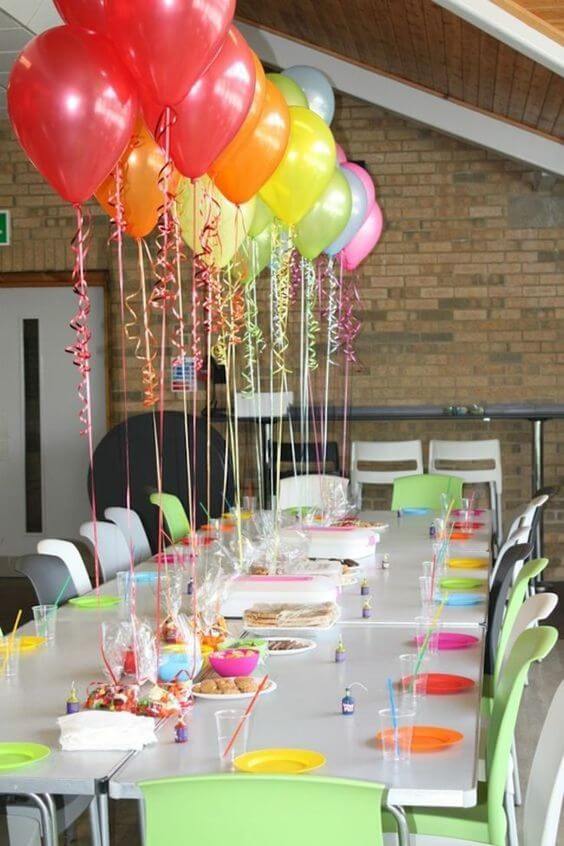 mesa simples e colorida decoração de aniversario