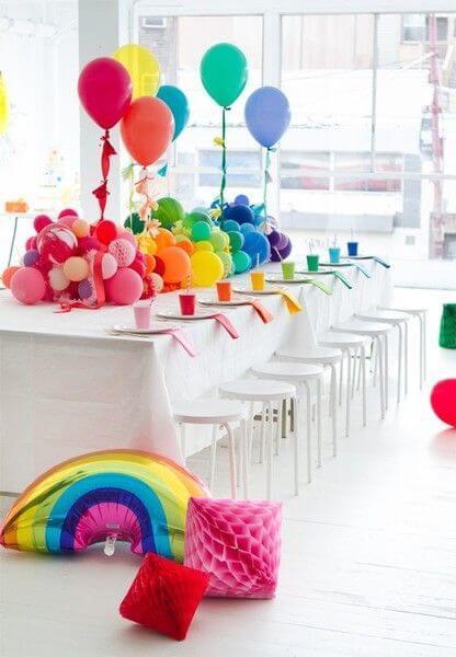 mesa branca com balões coloridos