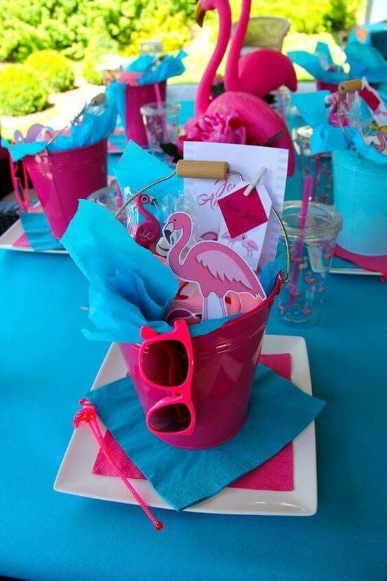baldinhos de lembrancinha com decoração de flamingo