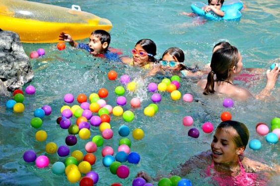 crianças brincando com bolinhas na piscina