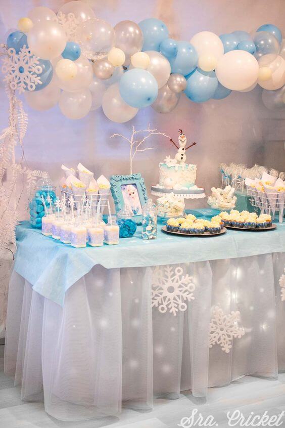 mesa de doces decorada frozen