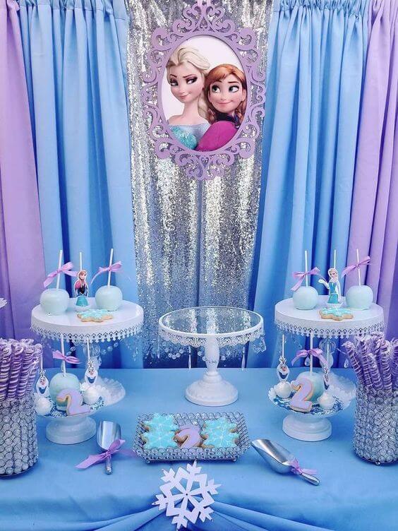 mesa de doces frozen com cortina lilas