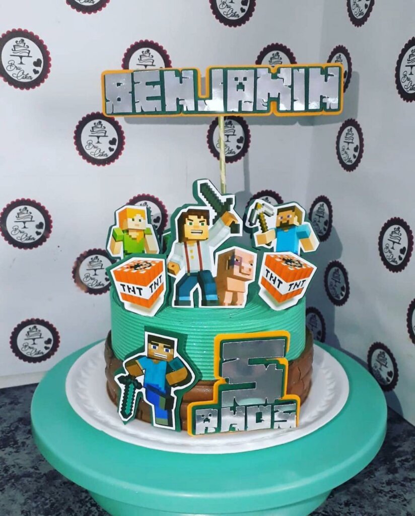 mini bolo minecraft com topper dos persoagens Bru Cakes e Doces