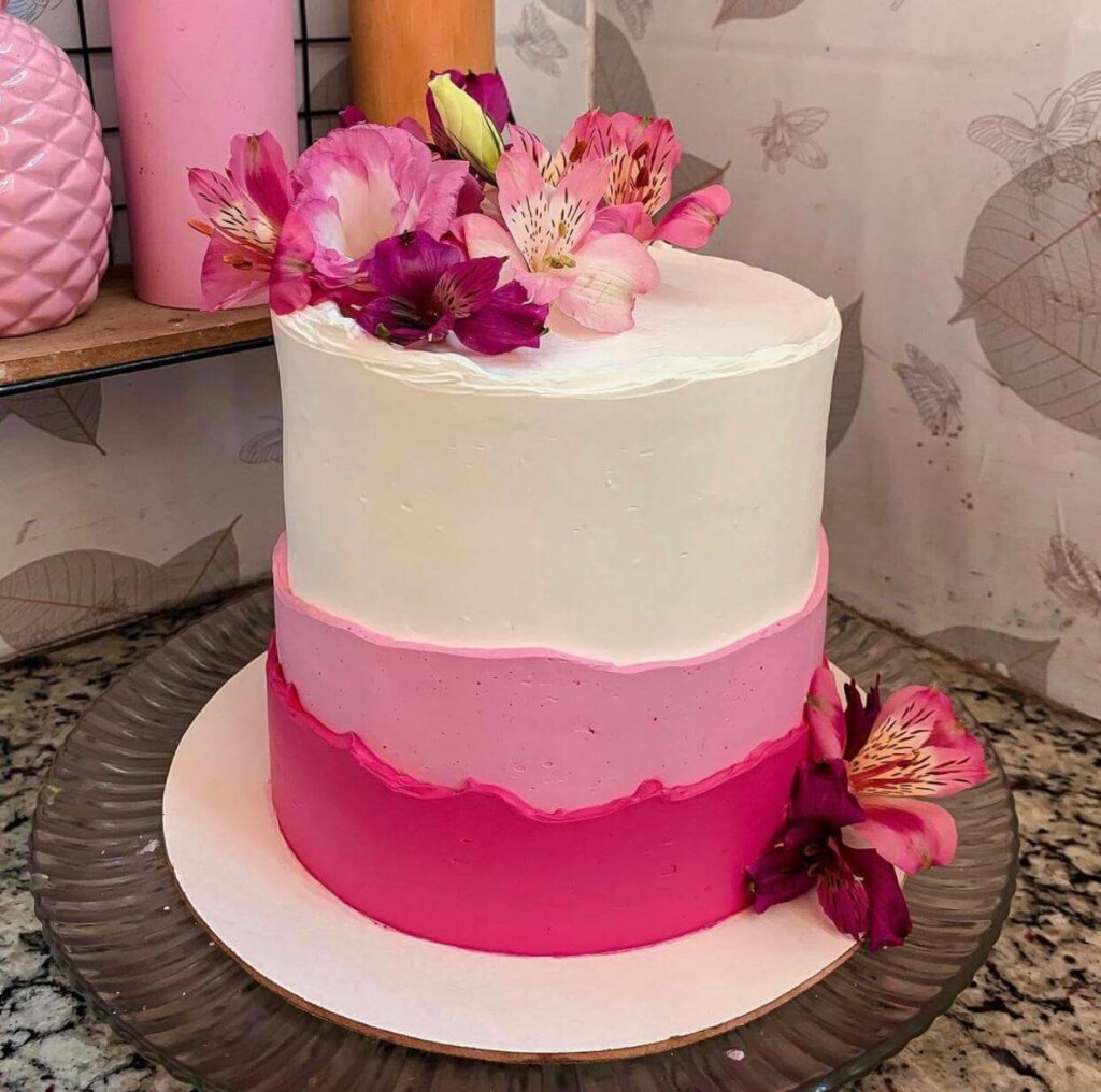 bolo com camadas de rosa e flores brigadeiromarli