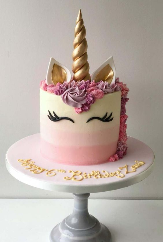 bolo com olhos de unicornio e crinas feitas com enfeites coloridos de merengue