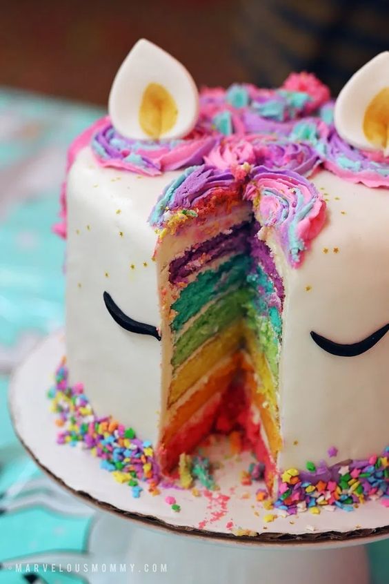 bolo de unicórnio com camadas de arco iris