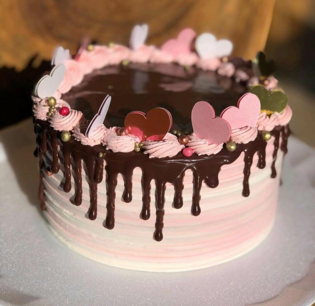 bolo rosa com cobertura de chocolate _.delicias_da_julia._