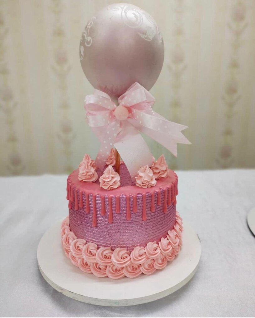 bolo rosa decorado com balao santsconfeitaria