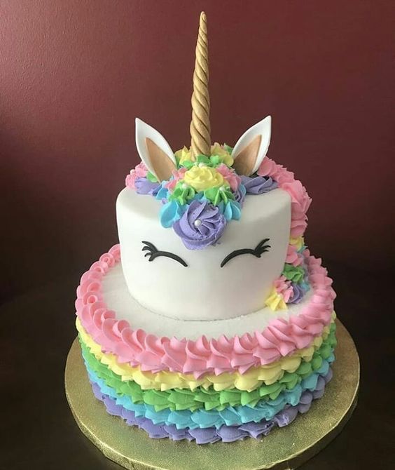 bolo unicornio com base de marengue com cores do arco iris