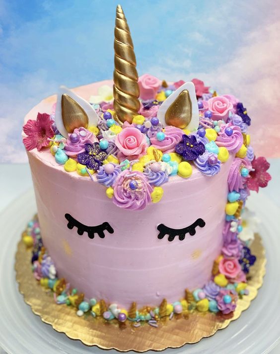 bolo unicornio com cobertura rosa olhos chifres e orelhas