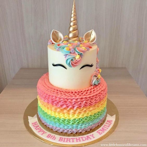 bolo unicornio dois andares com base de chantininho nas cores do arco iris