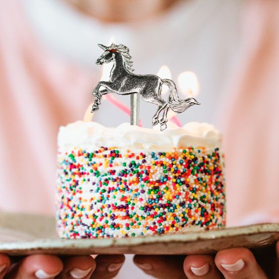mini bolo de unicornio simples com confeitos coloridos