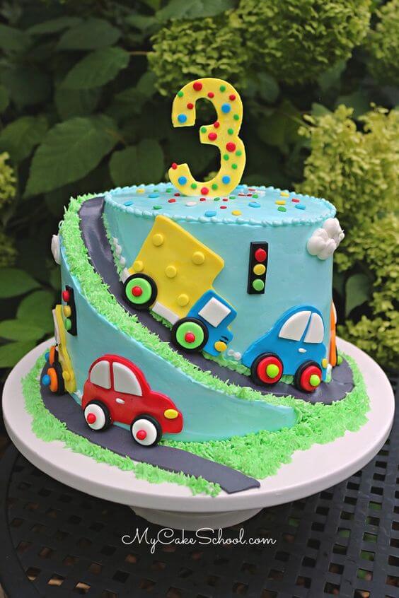 bolo para menino com tema carro ou transito