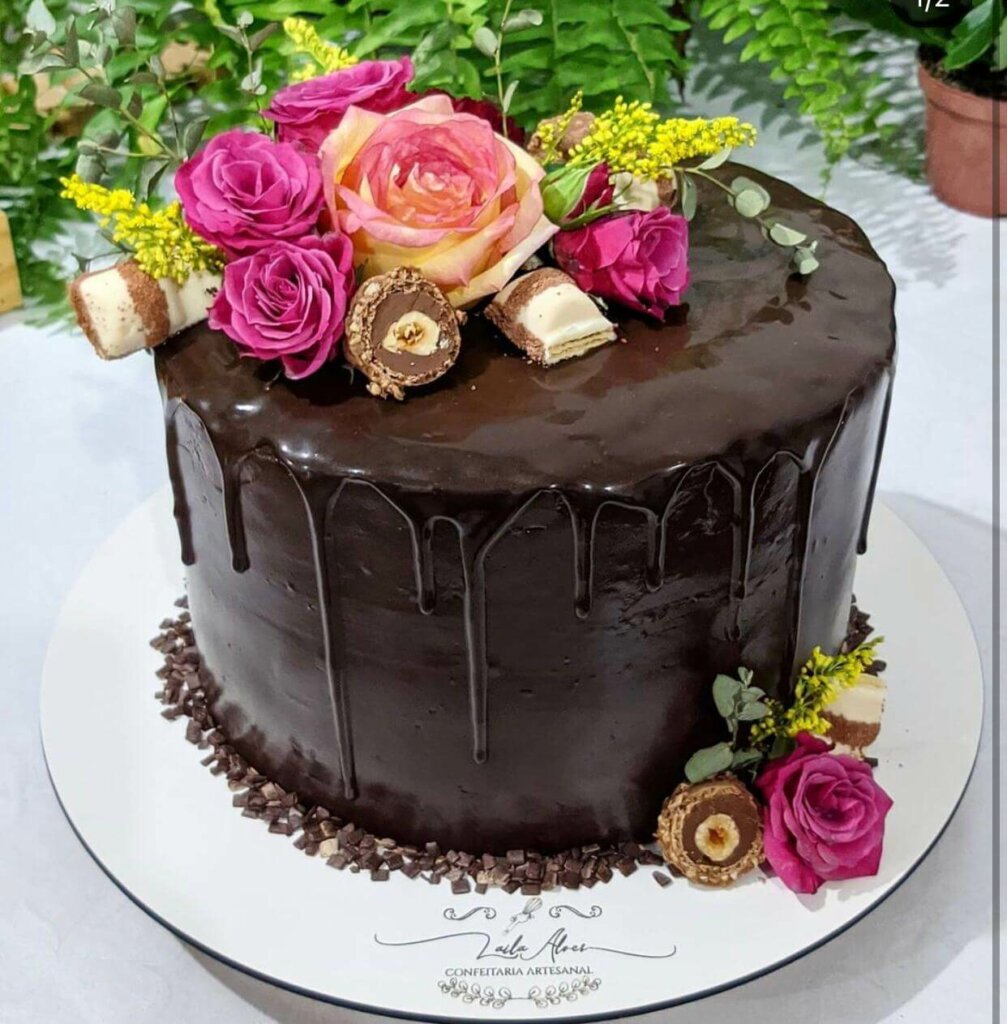 bolo rustico de chocolate com flores laila.alvescake