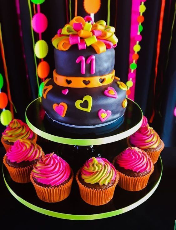 bolo e cupcakes festa neon