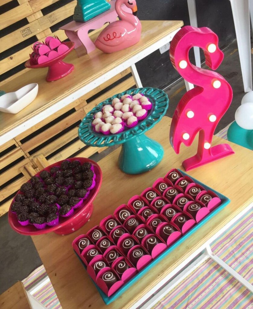 mesa de doces com o tema flamingo castellanifestas