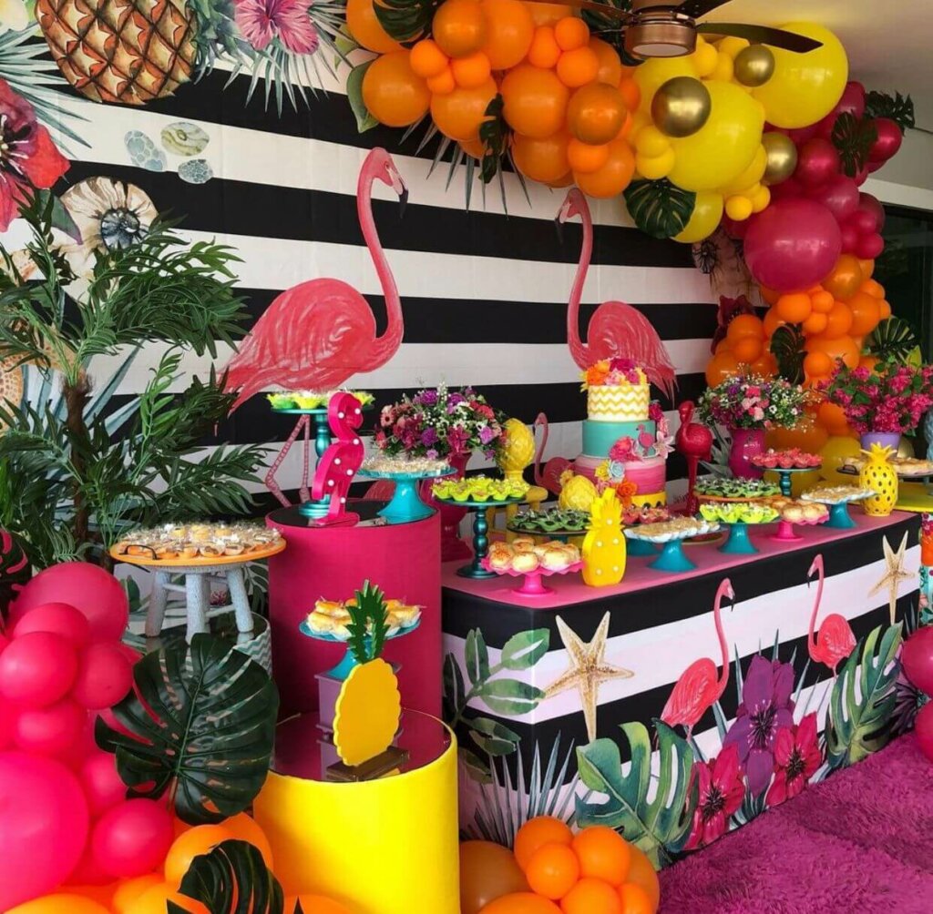 tema de festa flamingo com abacaxi bolasebaloes