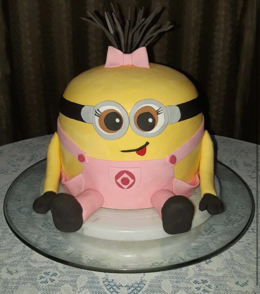 Bolo De Aniversário Em Forma De Minion. Bolo De Personagem De