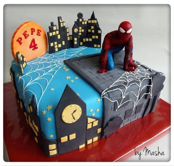 Bolo quadrado homem-aranha com pasta americana e topper de biscuit