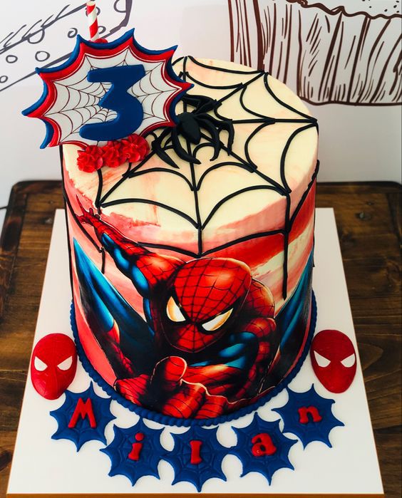 bolo com desenho do homem-aranha e teia no topo
