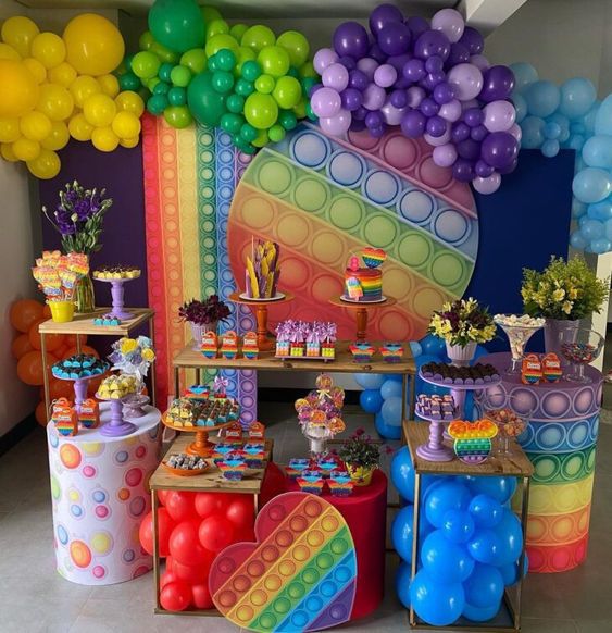 minitable festa pop it com balões coloridos