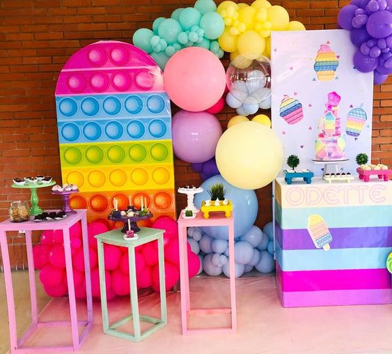 minitable festa pop it com mural de cupcakes