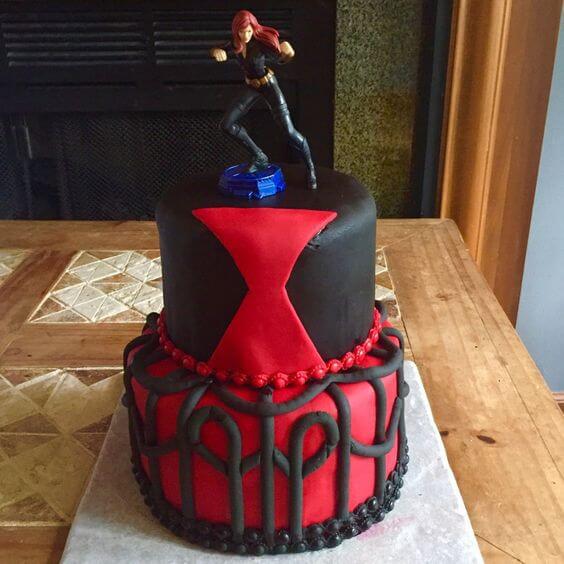 bolo preto com detalhes vermelhos da viuva negra