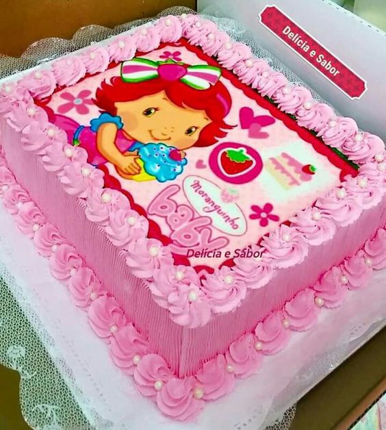 bolo de aniversário da moranguinho baby com chantilly e papel de arroz