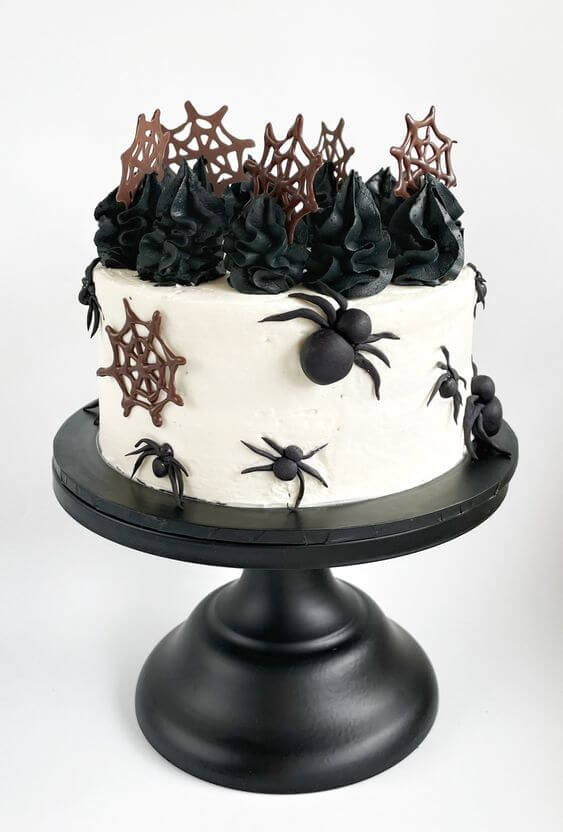 bolo da viuva negra branco com aranhas e teias de aranha