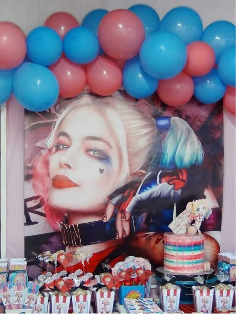 decoração de uma festa de aniversário da arlequina simples com balões e painel da personagem