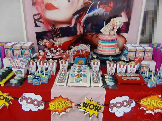 mesa completa de uma festa de aniversário infantil da arlequina