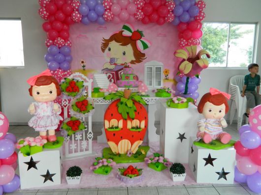 decoração moranguinho baby com mini table e balões