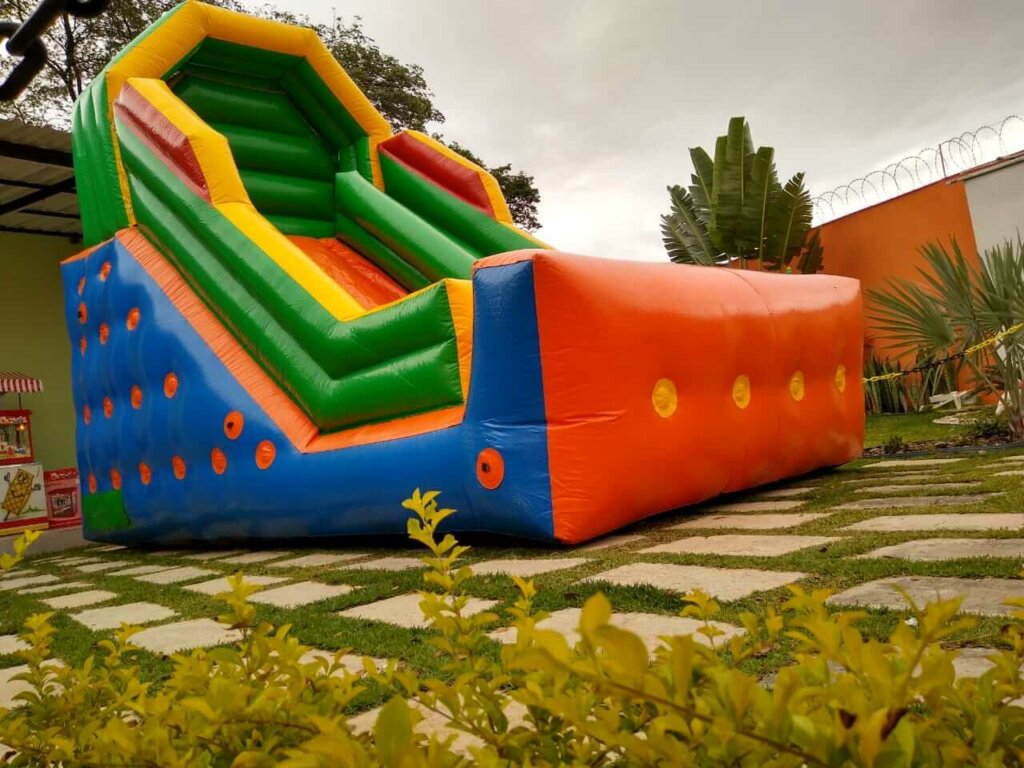 Guia completo: aluguel de brinquedos para festa infantil - Bolo Guaraná
