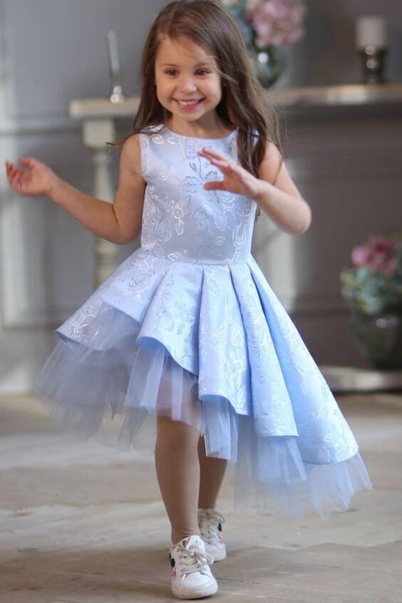 menina com vestido de festa azul