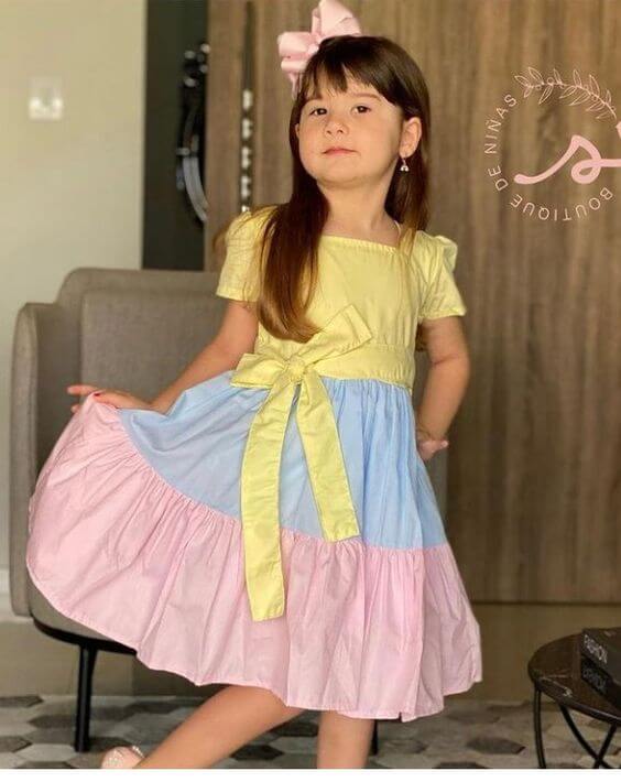 menina com vestido tres cores