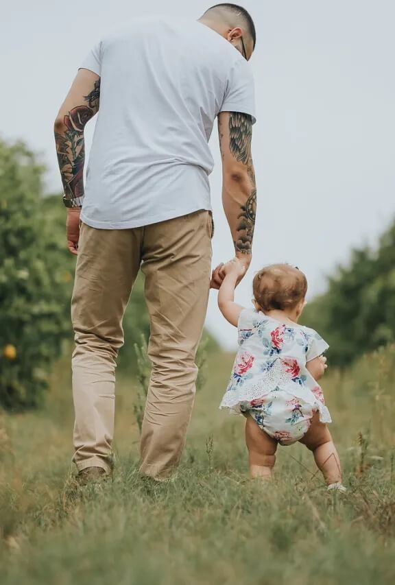 pai e filha caminhando