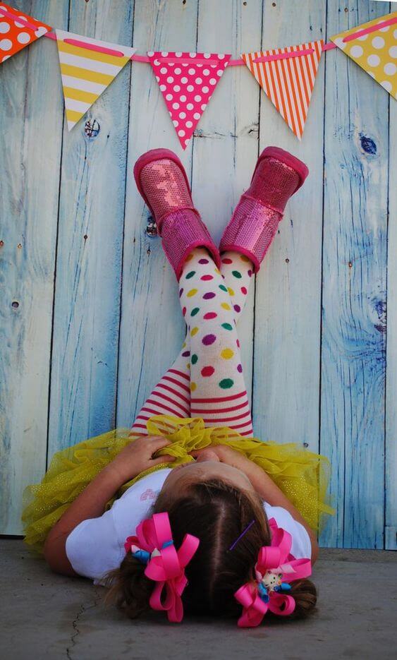 ensaio fotográfico infantil menina com botas rosas