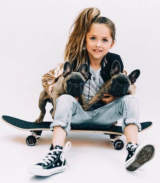 sessao de fotos menina com skate e cachorro