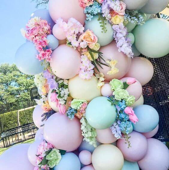 decoração com balões e flores para festa de aniversário