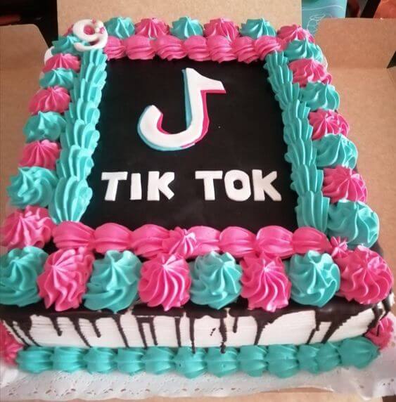 Bolo com Topper tema TikTok  Bolo quadrado, Cobertura de chantilly,  Chantilly