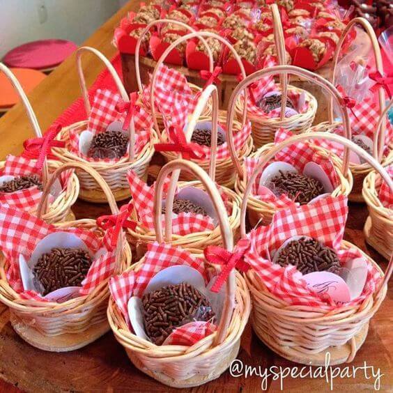 Festa Chapeuzinho Vermelho: decorações, dicas e mais - Bolo Guaraná